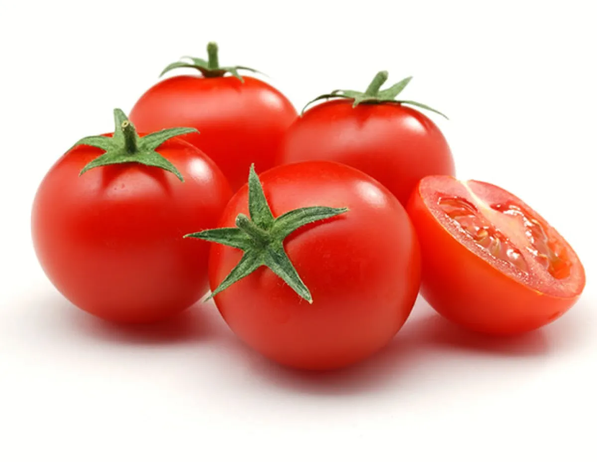 El tomate sirve para proteger la piel de los rayos UV y además ayuda a cuidar graves quemaduras.