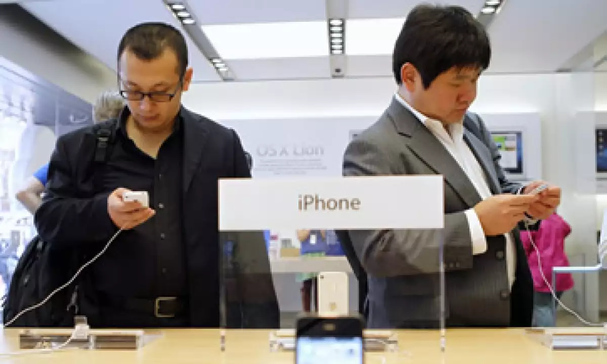 Los usuarios del iPhone 4S mencionan la poca duración de la batería como su peor característica. (Foto: Reuters)