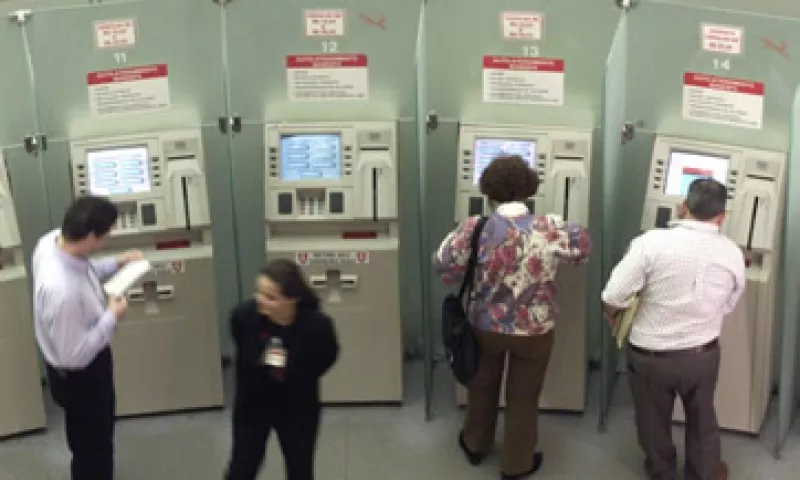 Cajeros automáticos y banca por internet estarán siempre disponibles para los clientes. (Foto: Reuters)