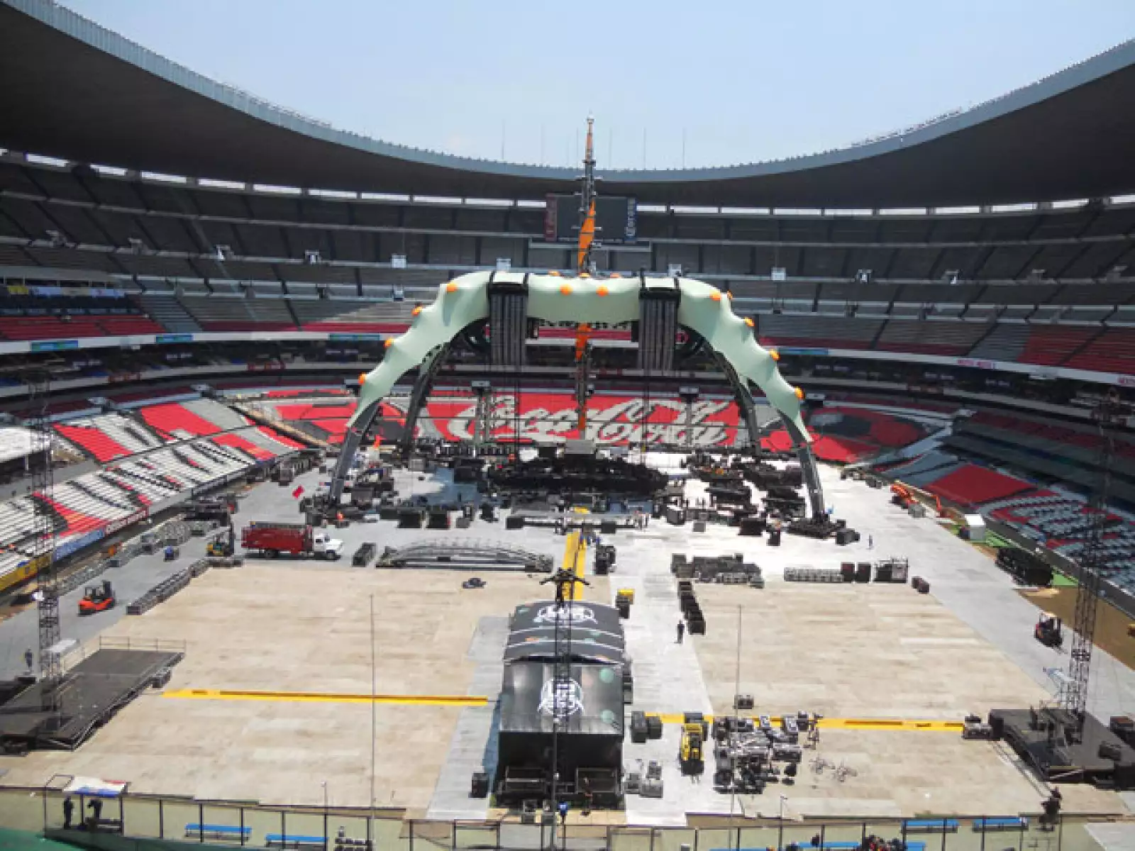 A dos días de que la banda irlandesa llegué a México el escenario en el Estadio Azteca está casi terminado.