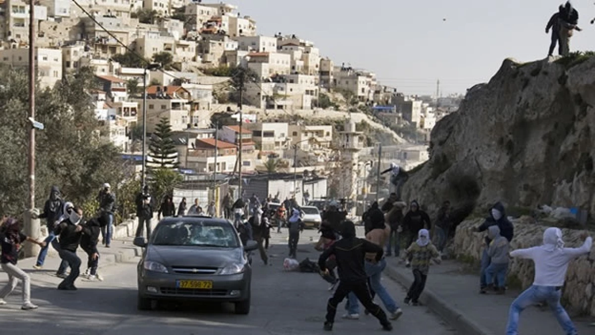 palestinos arrojan piedras a judpios