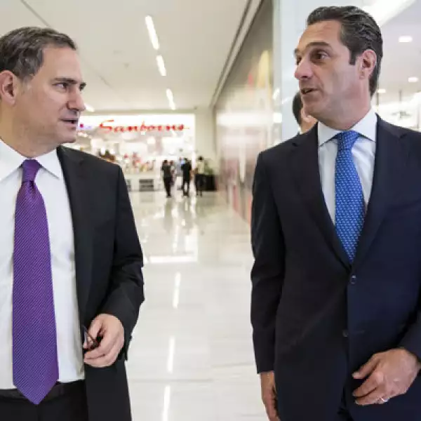 Slim Domit fue quien presentó a Soberón con el líder comercial de la Fórmula 1, Bernie Ecclestone, quien tiempo más tarde, en 2014, los citó en su oficina en Londres para cerrar el pacto y pisar el acelerador para concretar el proyecto.