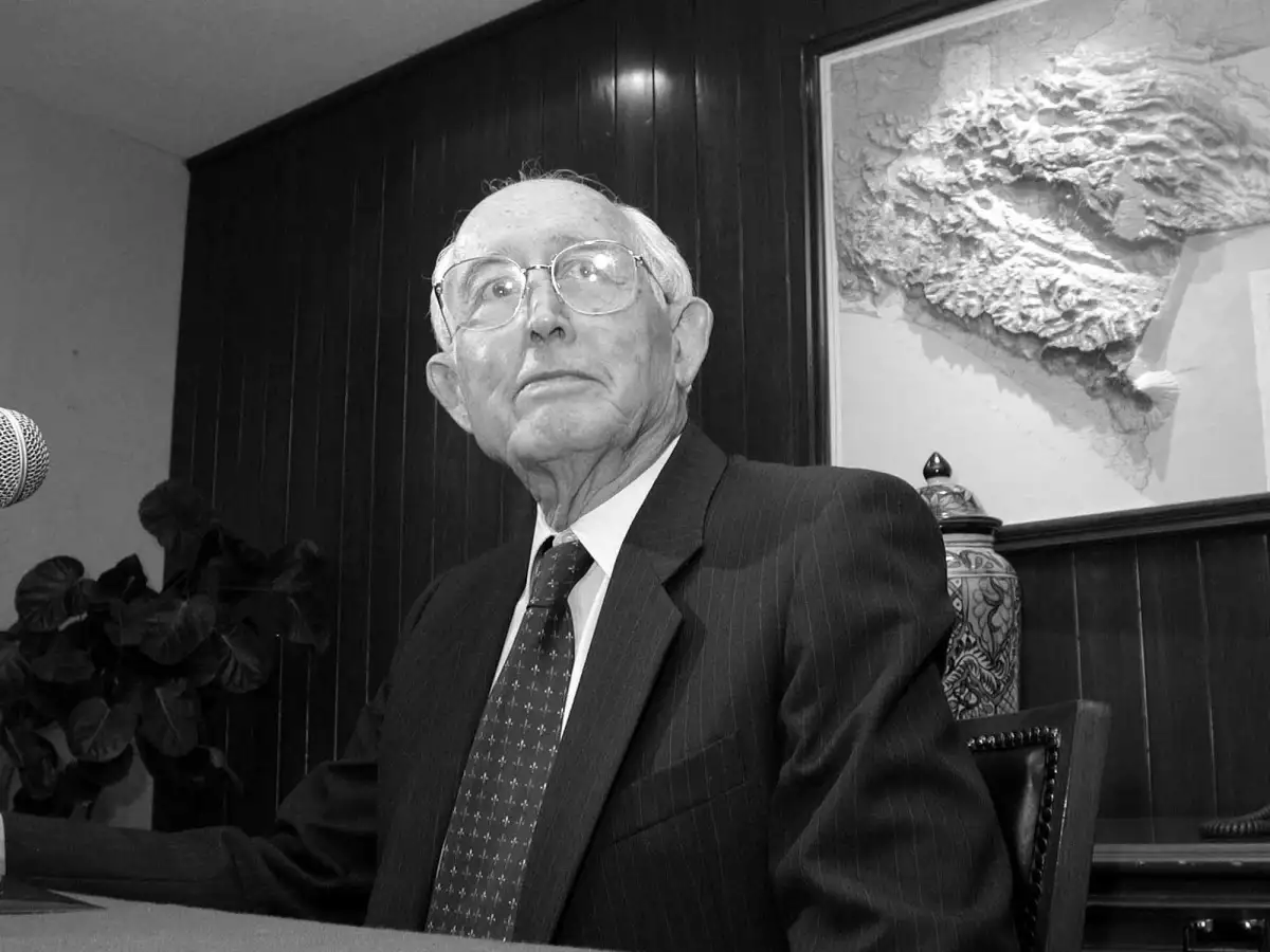 El político mexicano fungió como presidente nacional del PAN de 1987 a 1993.