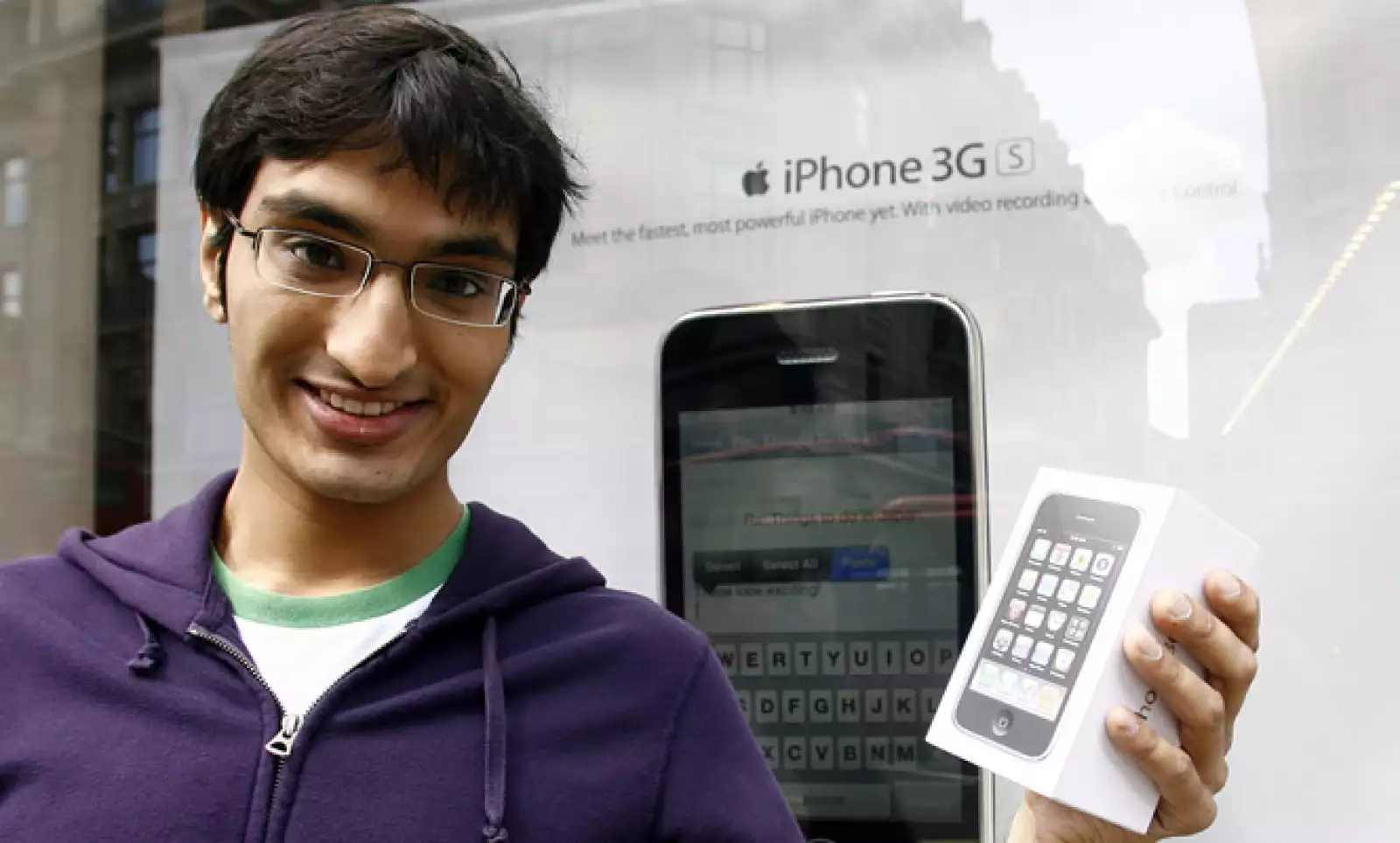 Esta versión, liberada al público el 19 de junio  de 2009, vendió más de 2 millones de unidades en su primer fin de semana.