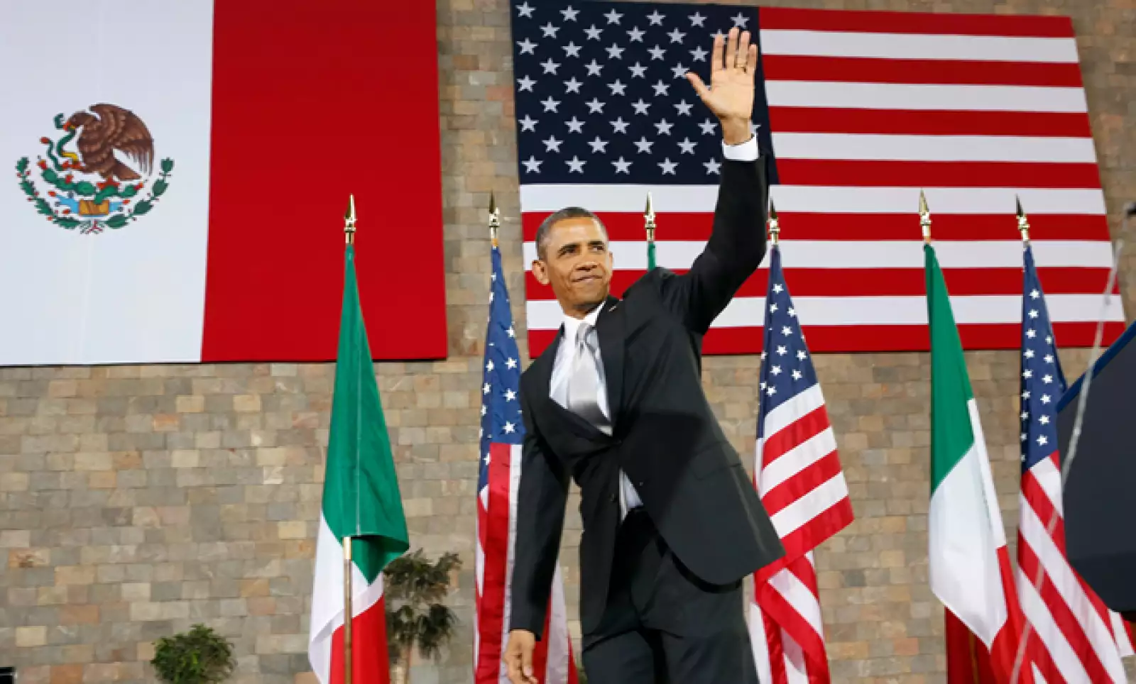 "Que Dios los bendiga", fue la frase con la que cerró Barack Obama su discurso ante los aplausos de los asistentes en el Museo de Antropología.