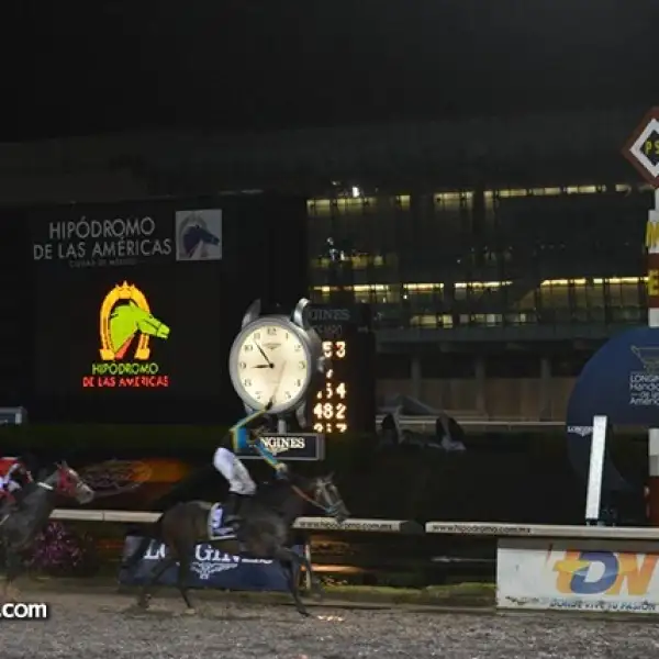 Ganador del Handicap Longines Diamante Negro y Moisés González.