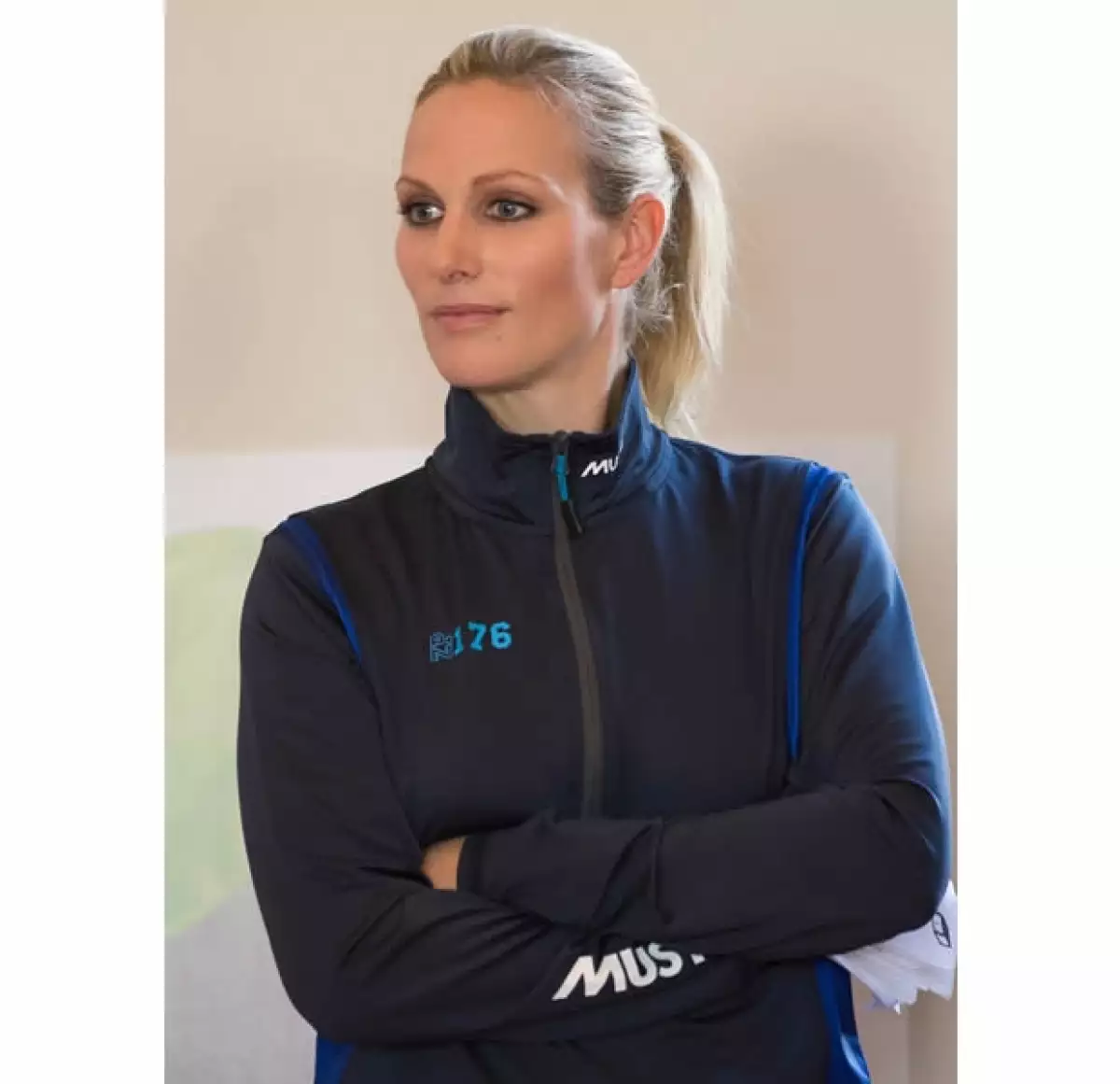 Zara Phillips, nieta de la Reina, y su esposo Mike Tindall, presentaron a su bebé Mia Grace en una publicación británica, recibiendo críticas por haber cobrado cerca de tres millones de pesos.