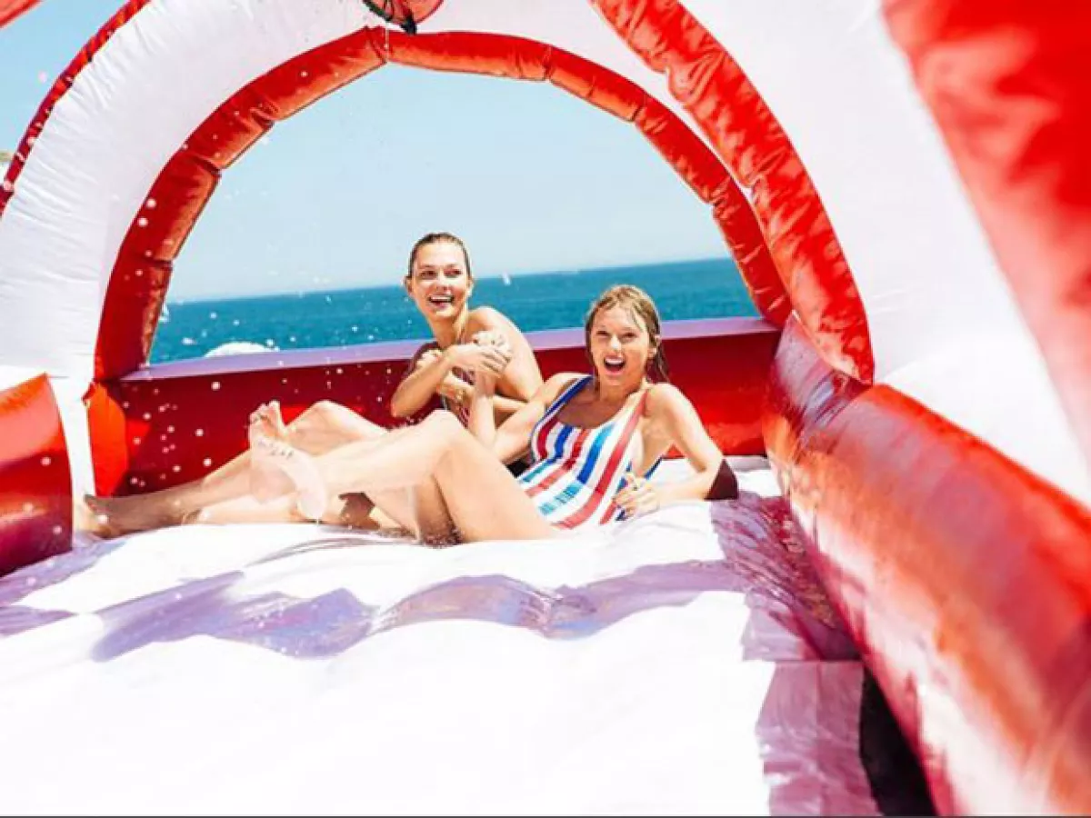Taylor lució sus curvas en sus vacaciones en Rhode Island.