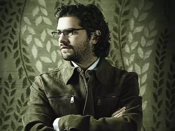 Javier Serrano Orozco nació en 1982 en la Ciudad de México y estudió Arquitectura en la Universidad Iberoamericana.