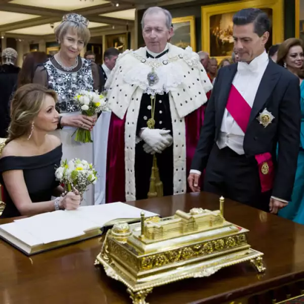 Angélica Rivera firma el libro de visitantes en el edificio principal del palacio, también conocido como Guildhall.