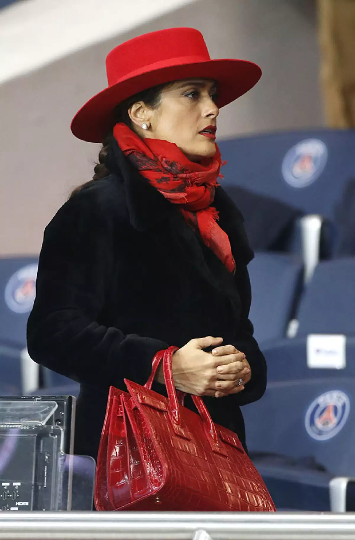 La actriz mexicana acompañó a su esposo a un partido de soccer en París, donde las selfies no pudieron faltar.