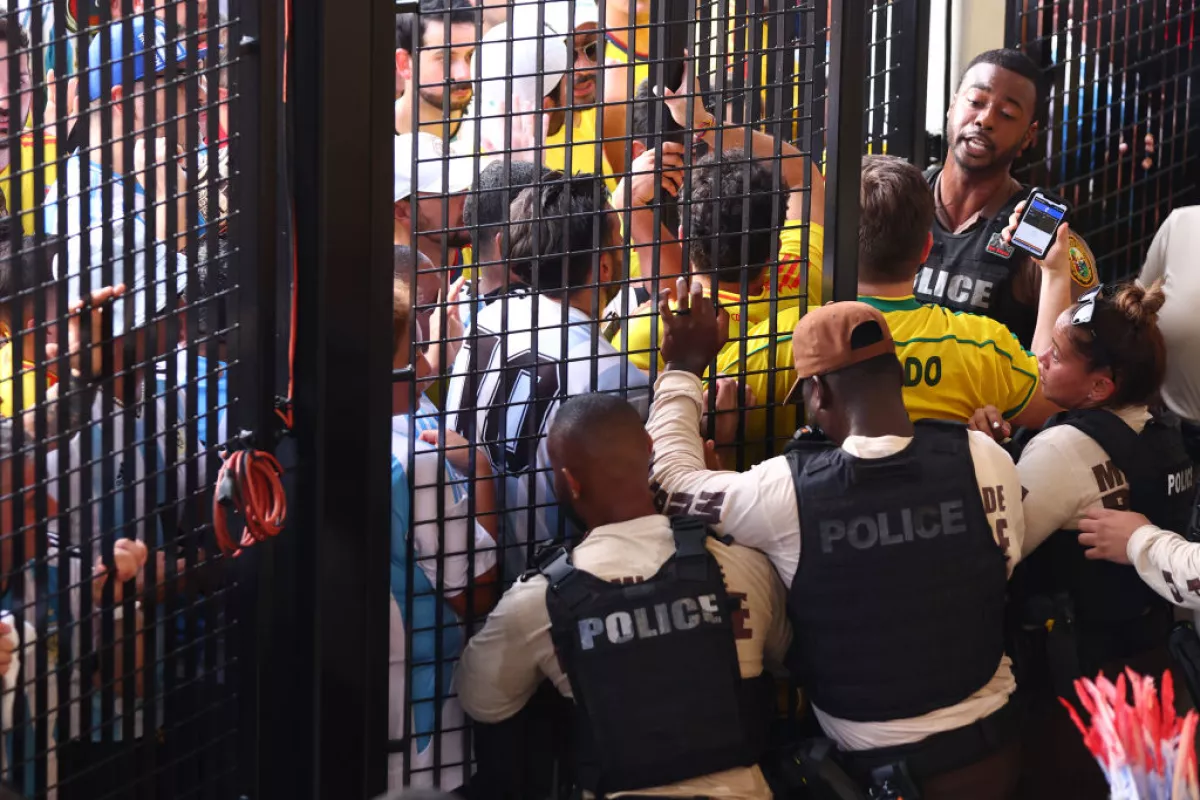 Foto de la policía de Miami cerrando las rejas del estadio Hard Rock luego de que aficionados intentaron entrar por la fuerza.