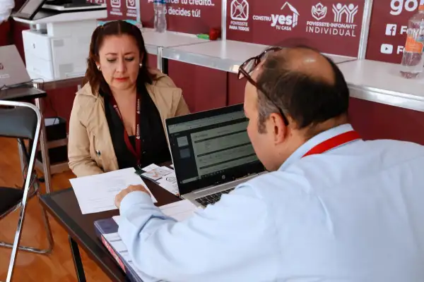 Personal de FOVISSSTE atiende a trabajadora.