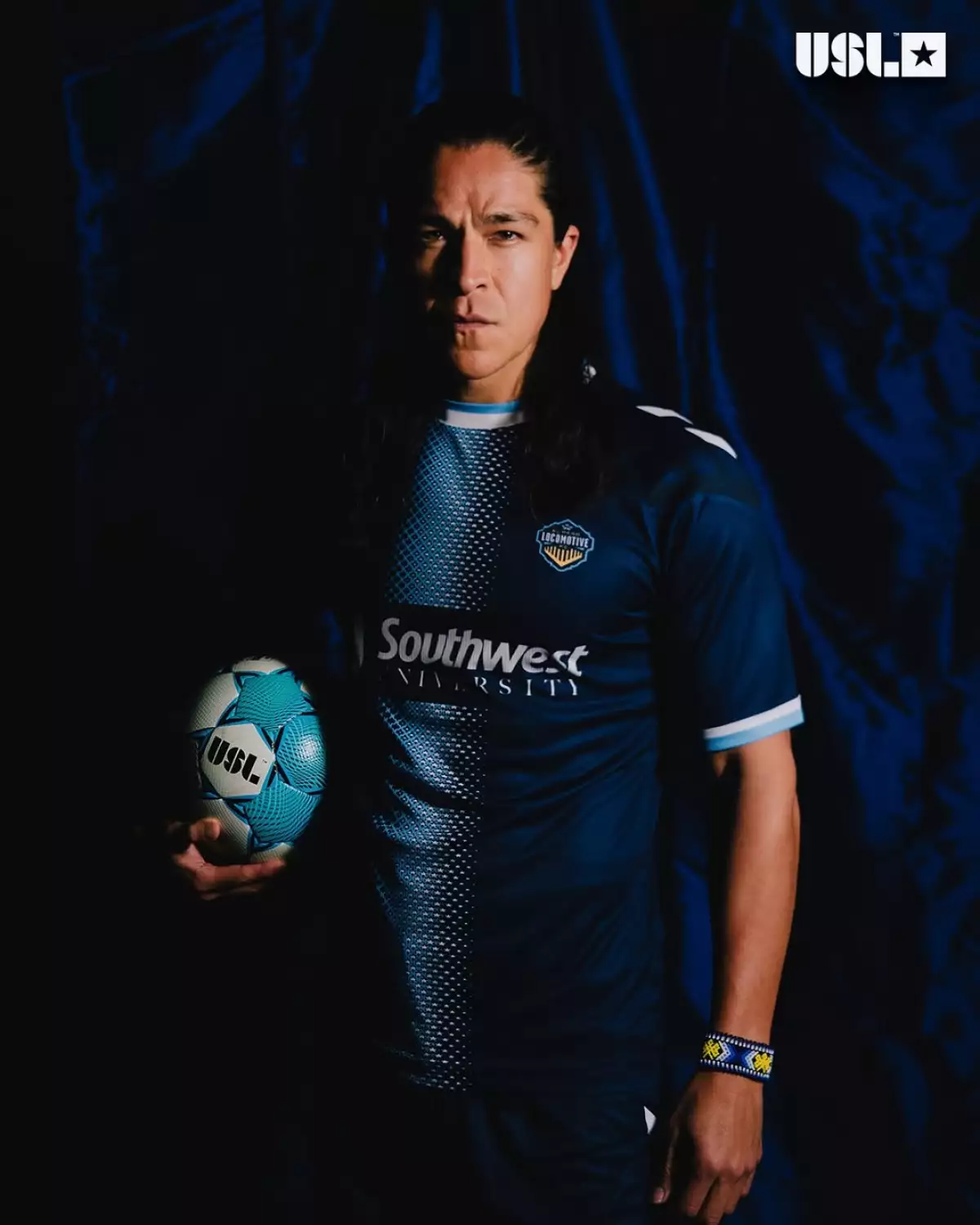 El actor Cristo Fernández firma con el equipo de futbol El Paso Locomotive FC del USL Championship