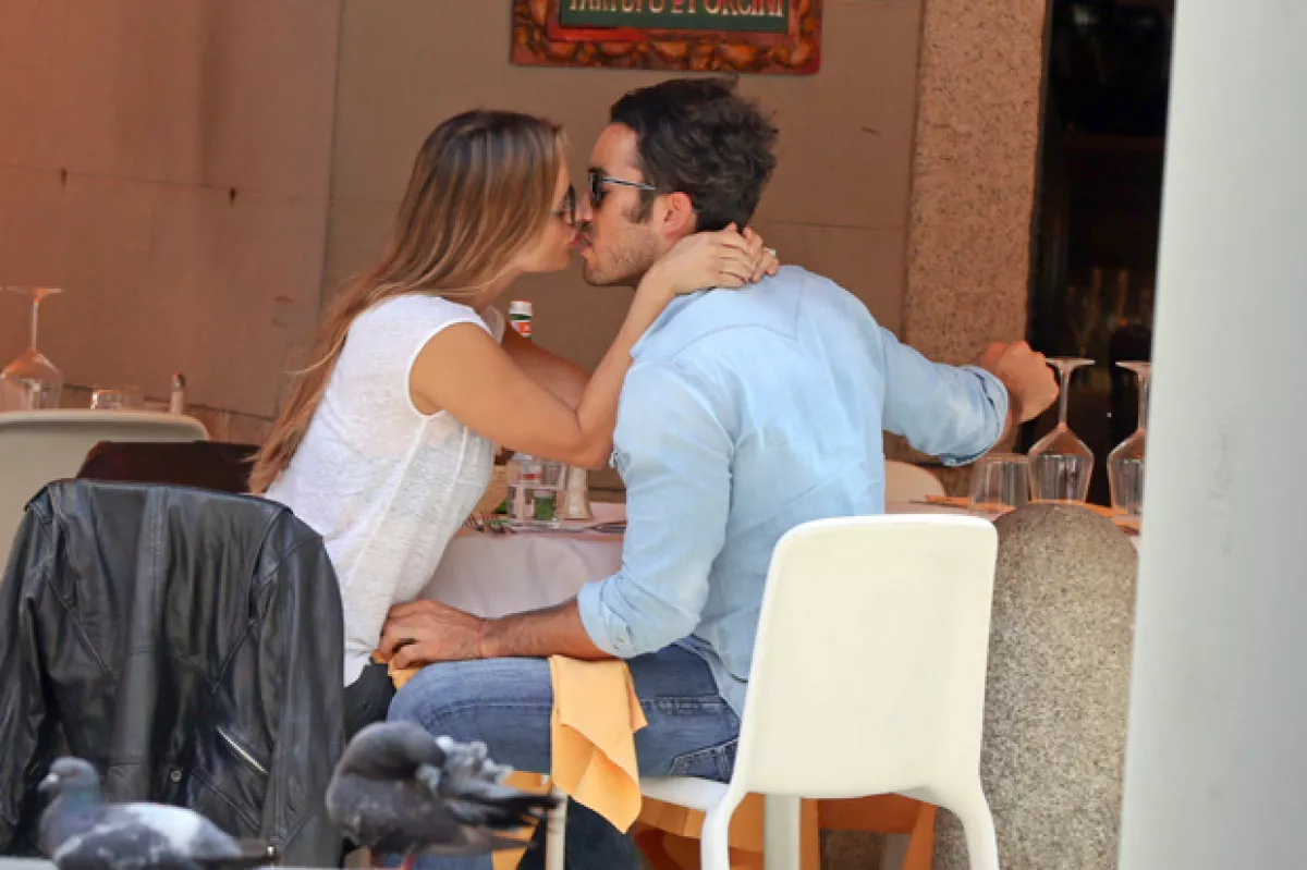 Los esposos comieron en el restaurante Il Cestino, en donde no podían dejar de demostrarse su amor.