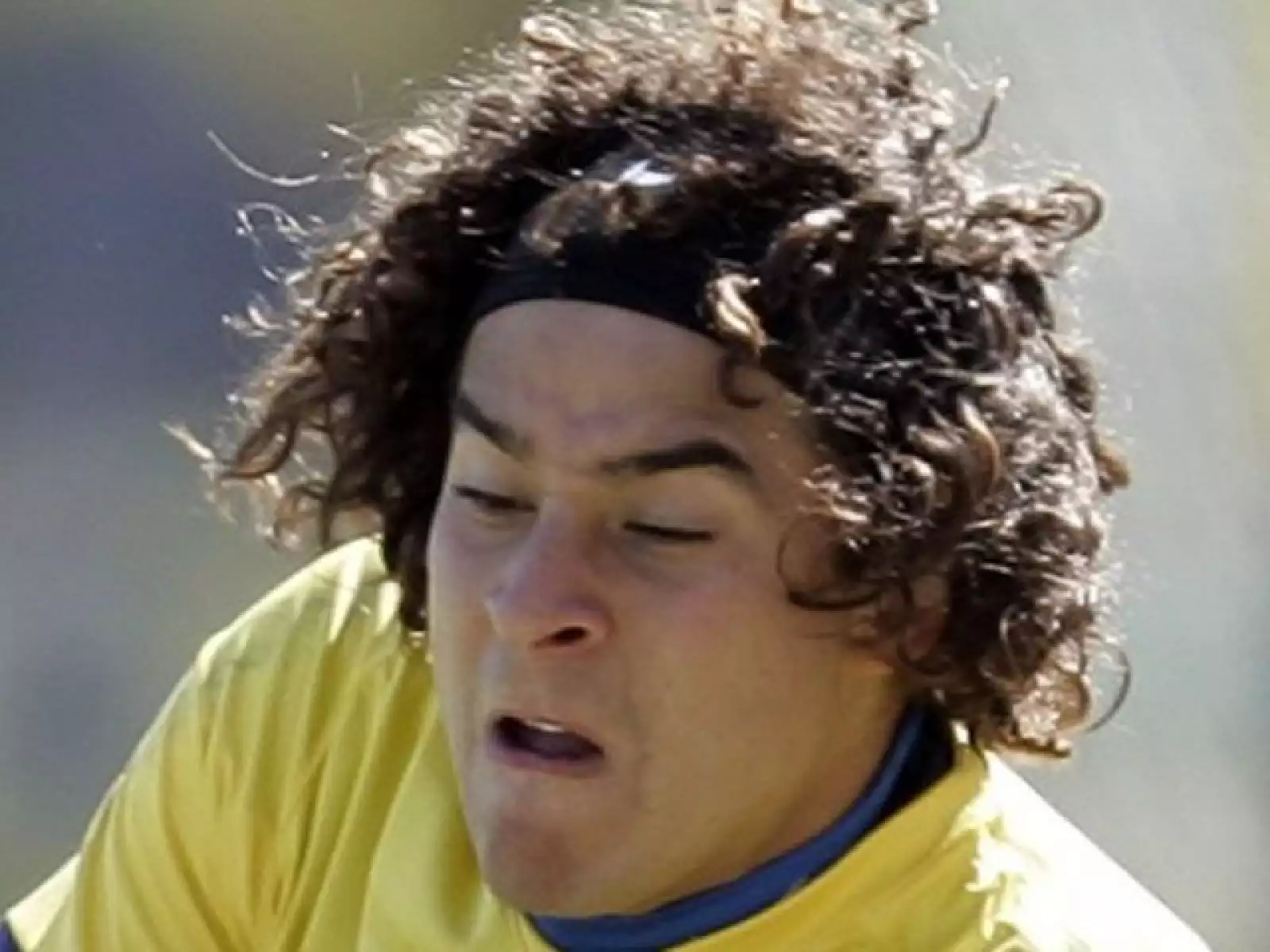 El portero Memo Ochoa hace lo posible por parar un disparo en el entrenamiento de su equipo, el América.