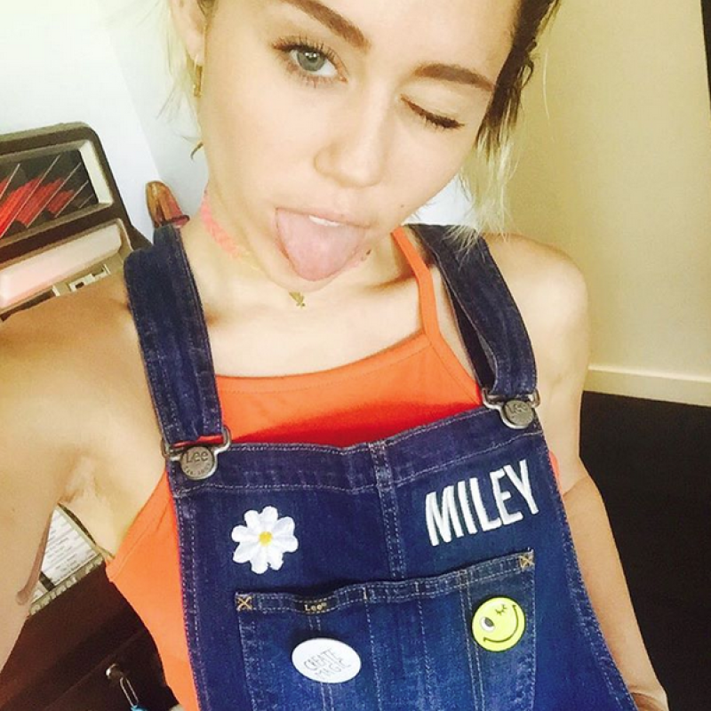 Sacar la lengua fue algo que Miley hizo y creó polémica.