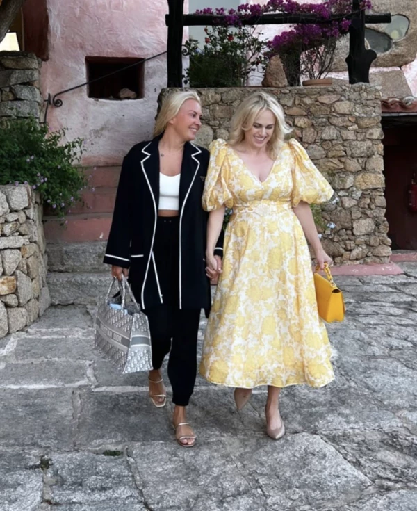 Rebel Wilson y Ramona Agruma