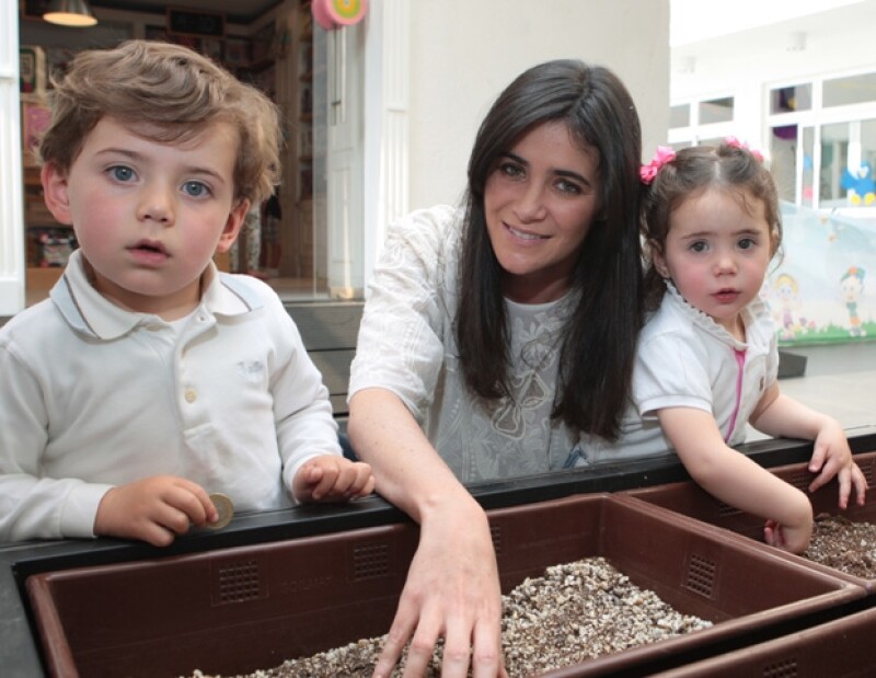 Joanna no se despega de sus bebés: Héctor (3 años) y Pía (año y medio).