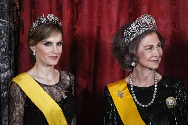 Con la coronación de su esposo Felipe, Letizia no sólo adquirirá nuevas responsabilidades, también se hará de una imponente colección de tiaras.