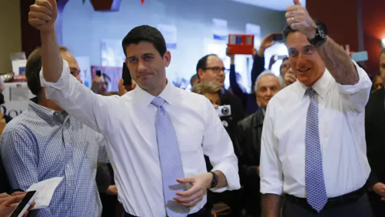 Romney (der), que propone una reducción del gasto, junto a su compañero de fórmula (izq) Paul Ryan.