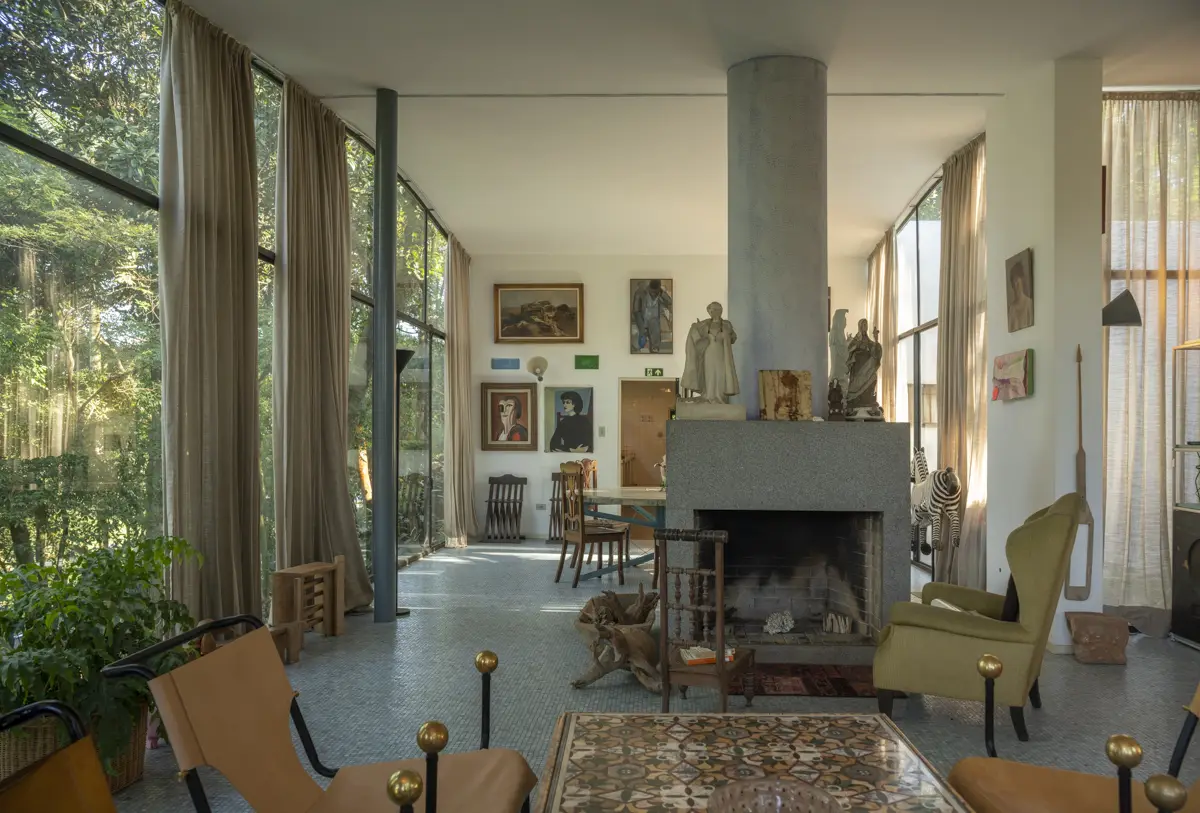 La icónica Casa de Vidro de Lina Bo Bardi en São Paulo.