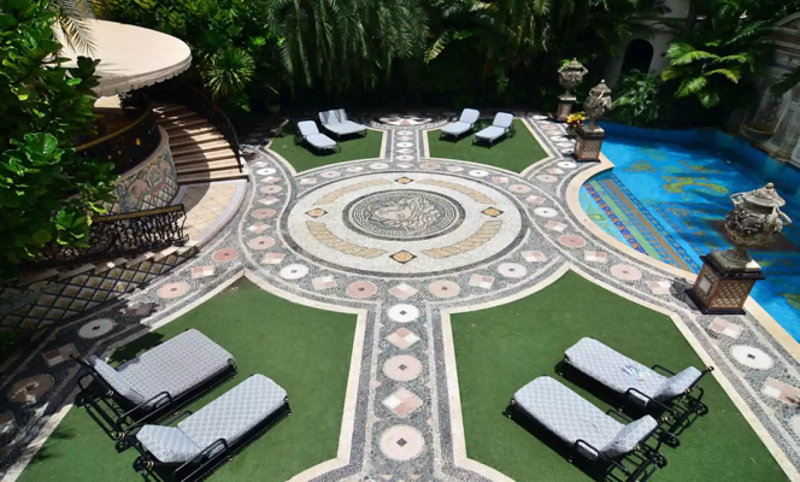 El complejo tiene 6,100 metros cuadrados, dispone de 10 suites, 11 baños y una piscina de mosaicos con incrustaciones en oro.