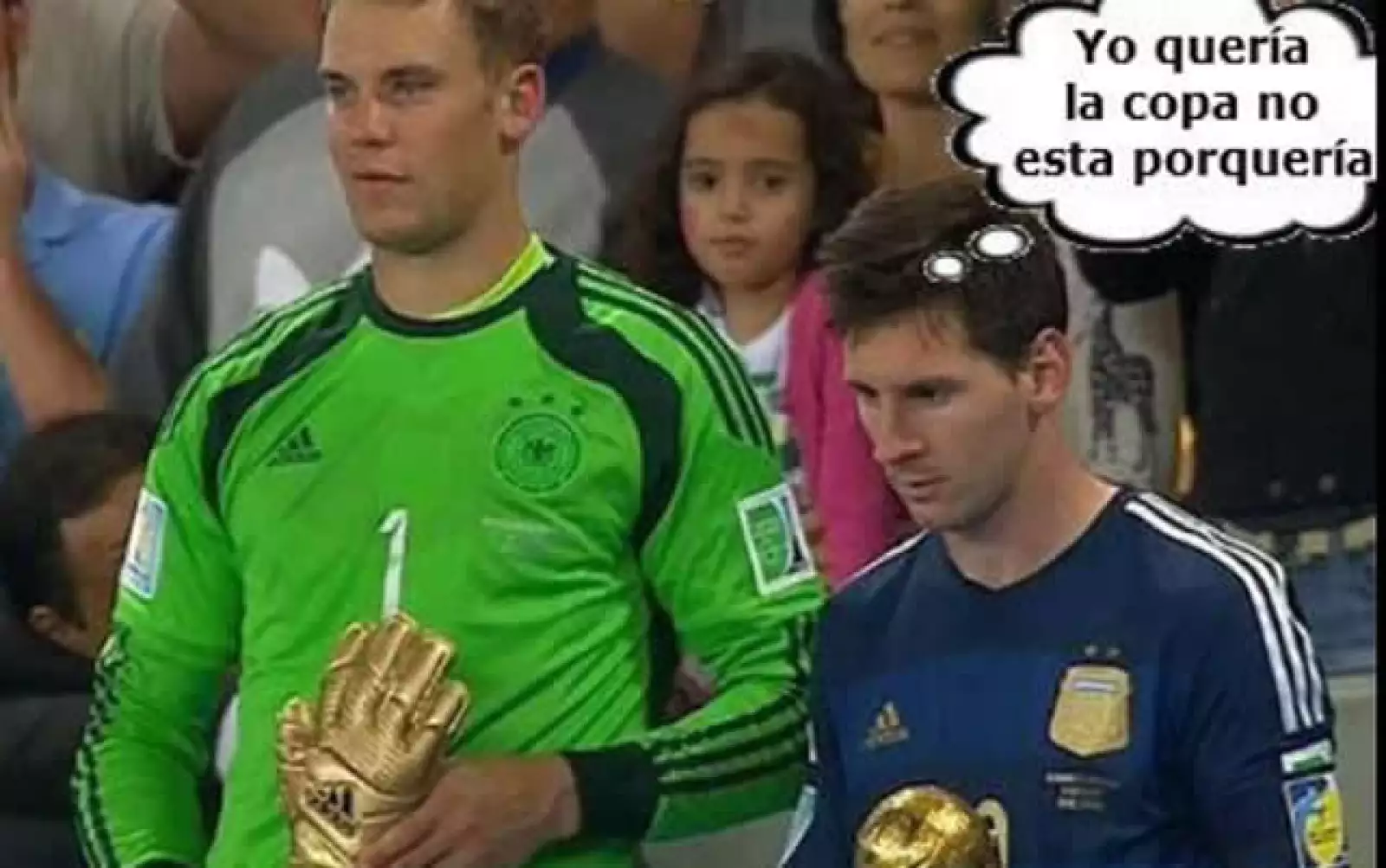 Aunque muchos se quedaron esperando el gol de Messi, el jugador argentino por lo menos vio el Balón de Oro en sus manos.