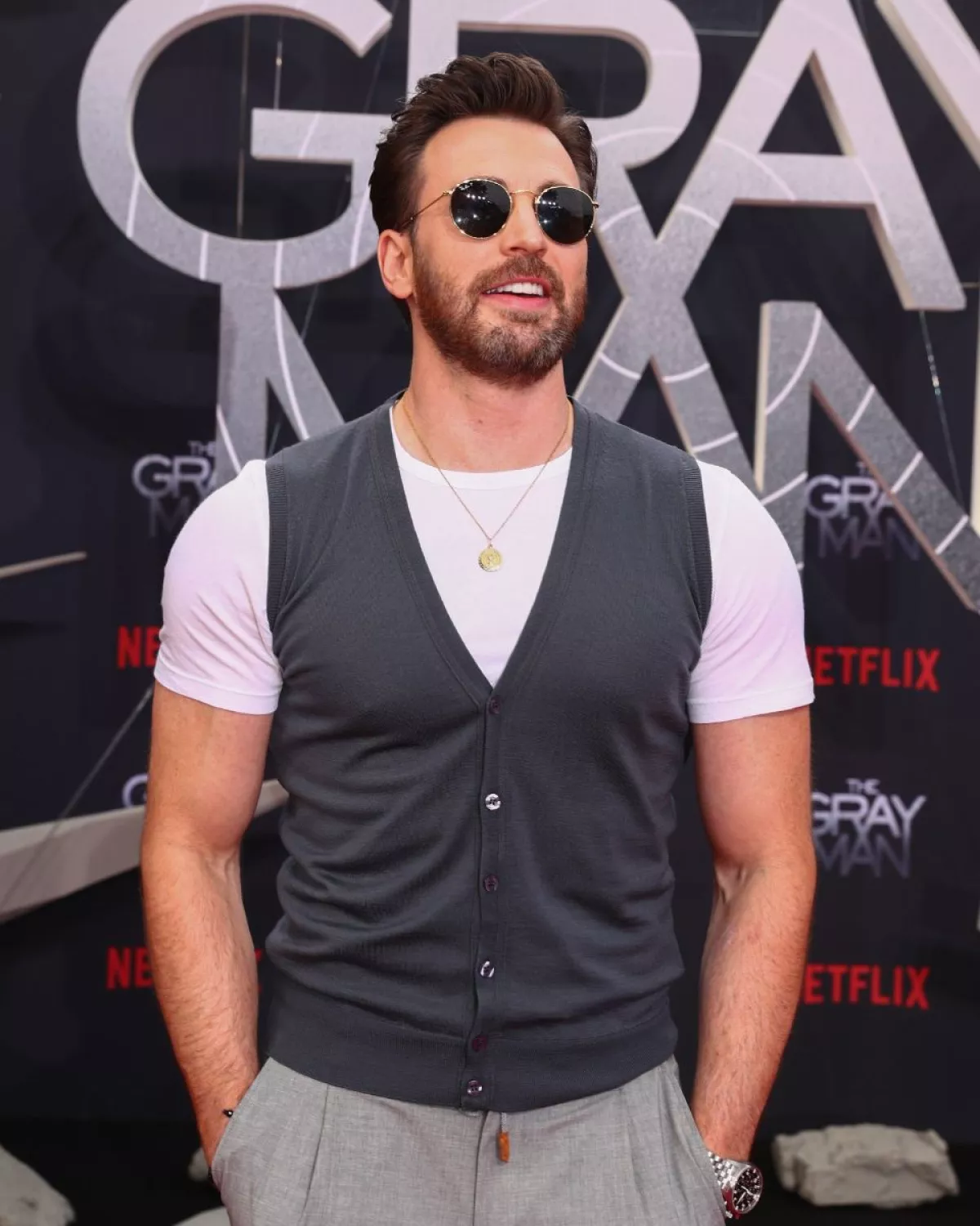 El actor estadounidense Chris Evans sonríe para las cámaras
