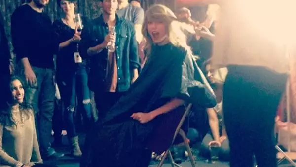 Mediante Instagram la cantante mostró cómo luce ahora que se cortó su pelo, además de un video donde se ve la cantidad de gente que estuvo en el momento del corte.