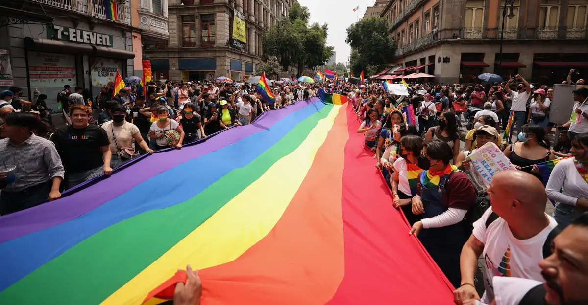 (Bandera de la diversidad se despliega durante la marcha del orgullo LGBTIQ+)