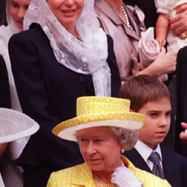 La reina Isabel de Inglaterra, la reina Noor y la reina Sofía de España en la catedral griega ortodoxa de Santa Sofía, en Bayswater, Londres, luego de la boda de la princesa Alexia de Grecia con Carlos Morales Quintana de España, el 9 de julio de 1999.