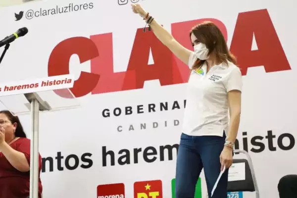Twitter @claraluzflores.jpg