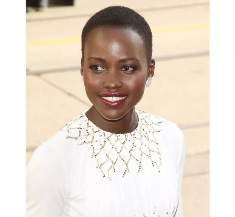 Si no has escuchado su nombre, ¿dónde vives? La actriz de `12 Years A Slave´ ha robado todas las miradas por su encantadora personalidad, estilo y gran actuación.