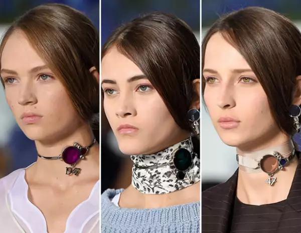 Todo look se presentó junto a un choker.
