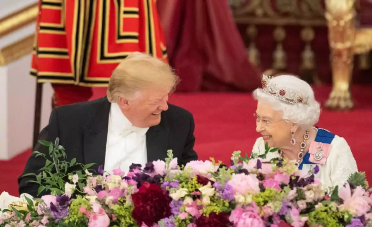 Donald Trump e Isabel II.jpg