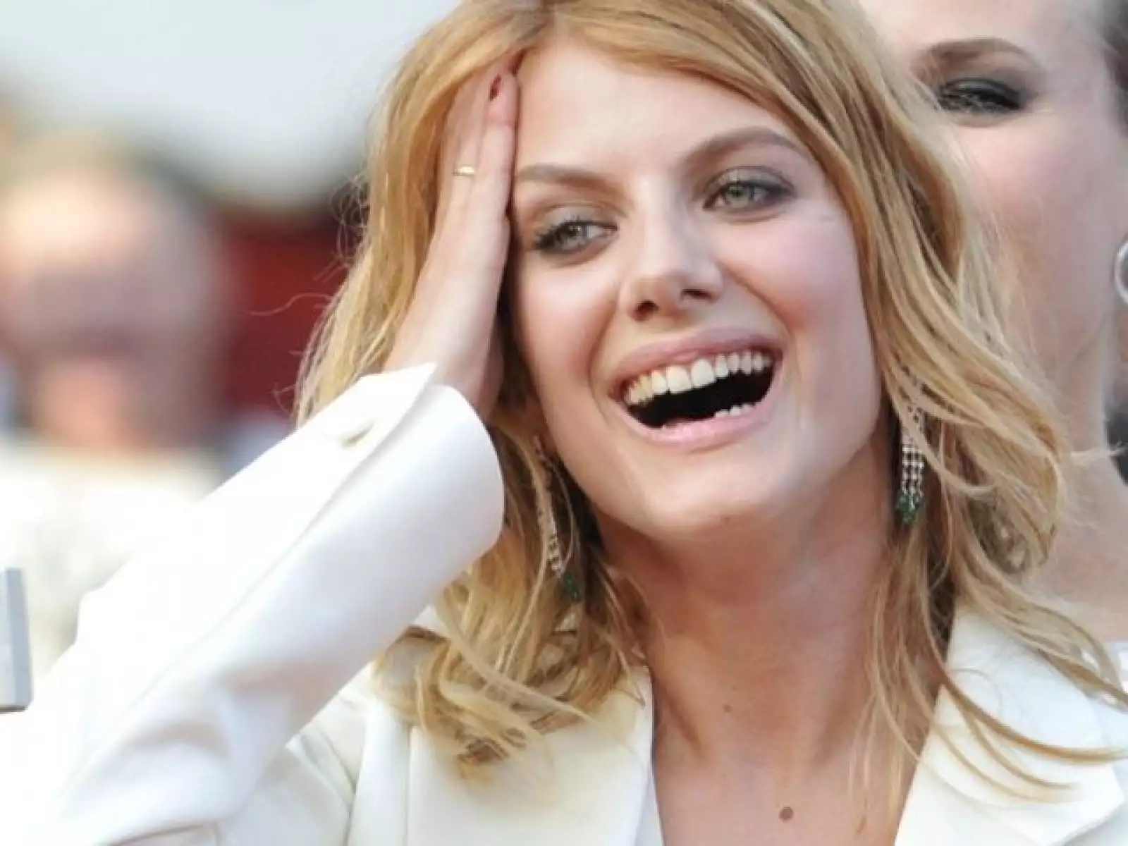 DIVERTIDA. La actriz francesa Melanie Laurent se reía de sí misma después de bailar en la alfombra con Quentin Tarantino al estilo de John Travolta en Pulp Fiction.