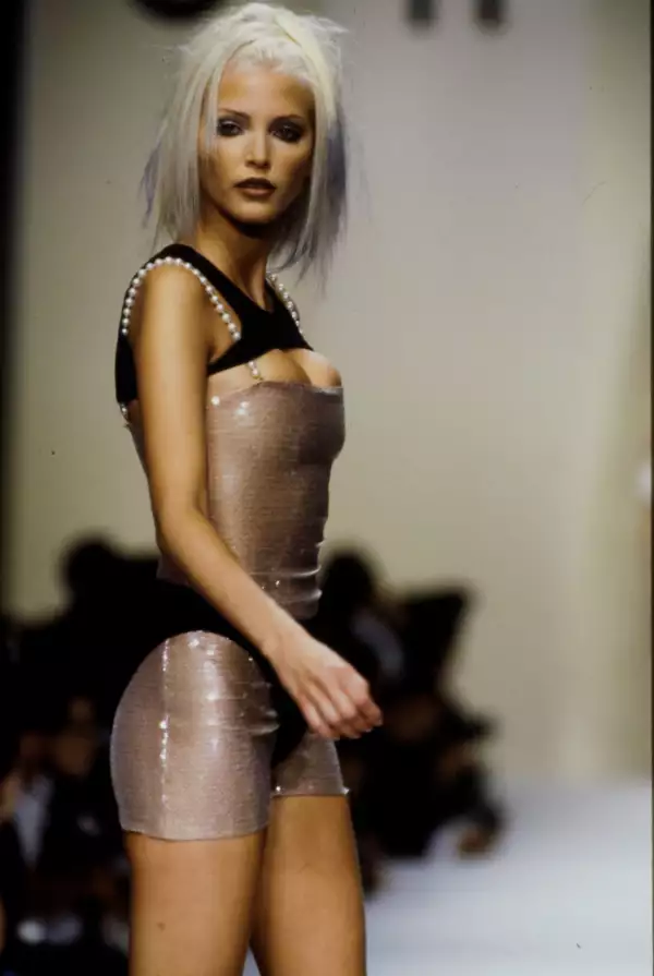 El look forma parte de la colección de Chanel Spring ready to wear 1994.