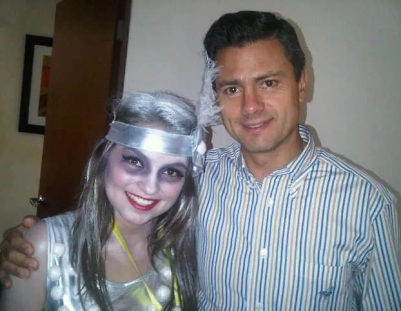 El político priista siempre ha sido apoyado por las féminas más cercanas a él, desde su mamá y su primera esposa, hasta sus propias hijas, su nueva pareja Angélica Rivera y las hijas de ésta.