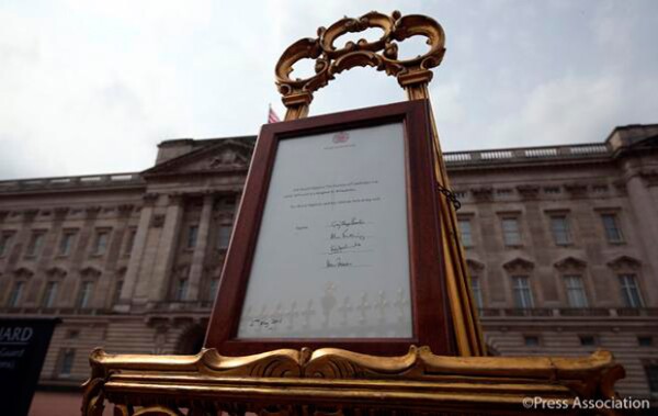 Así es como luce el documento oficial a las puertas del Palacio de Kensington.