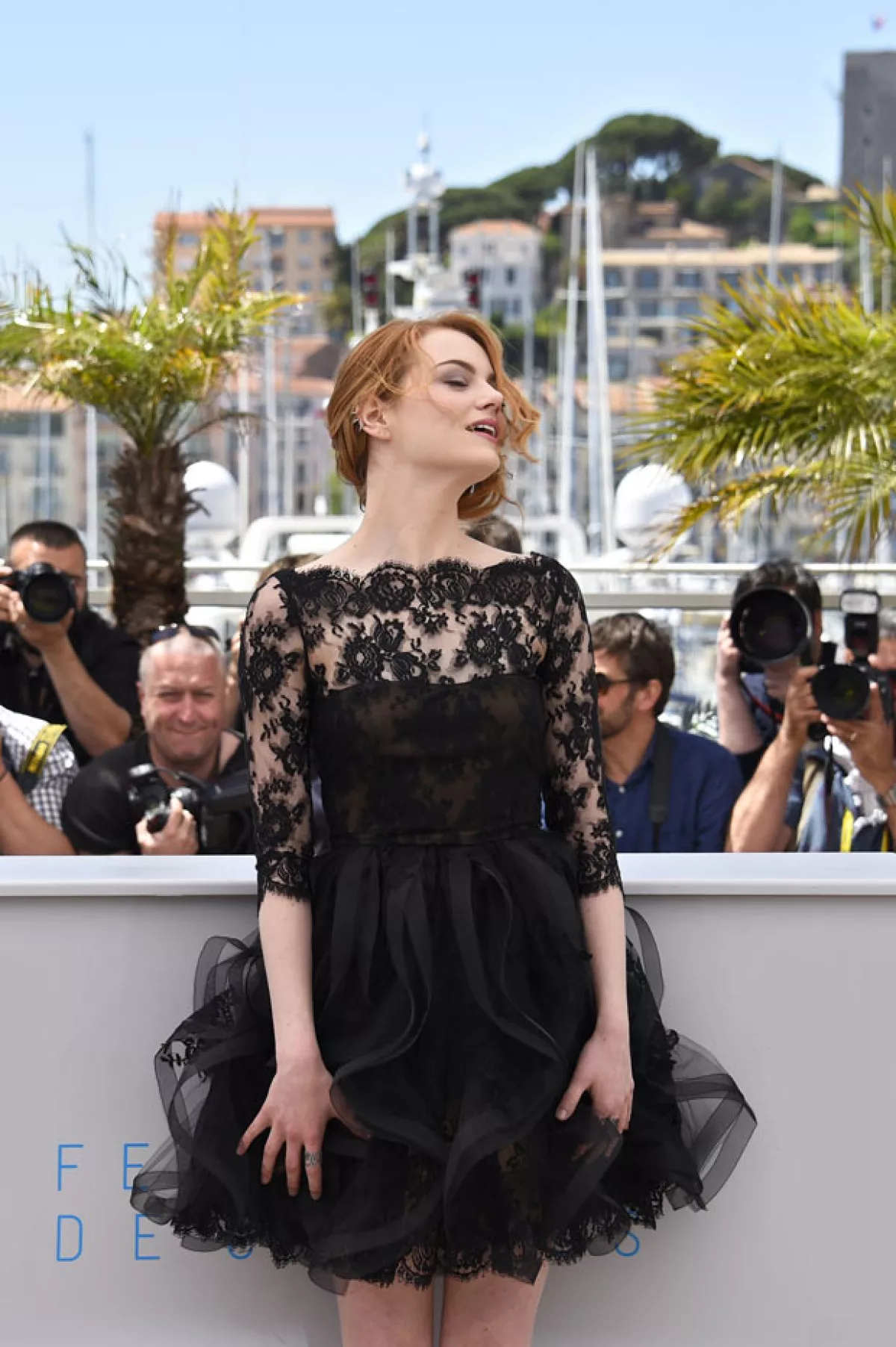Aunque lució espectacular en un vestido Oscar de la Renta, la actriz no se salvó de los comentarios al ser víctima del aire en su arribo al festival de cine.