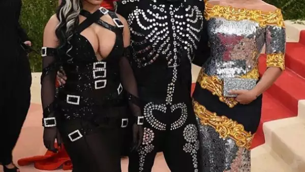 Aunque fueron ‘date’ durante la cena, tras acompañar al diseñador Jeremy Scott, las cantantes no se llevaron nada bien y lo hicieron saber a sus seguidores en Instagram.