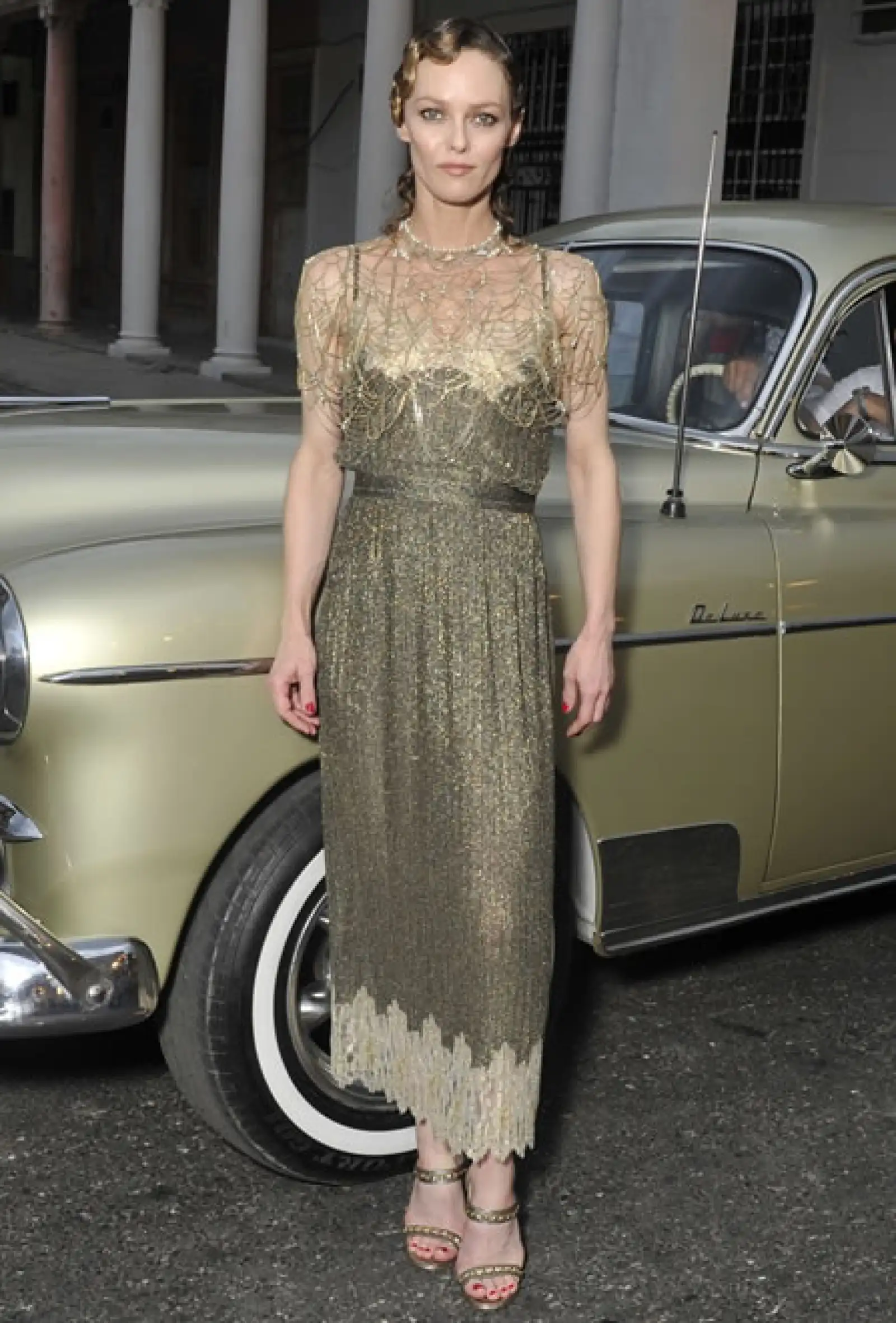 La actriz francesa en un vestido de algodón color cobre con encaje de la colección París en Roma. Lo complementó con accesorios de Chanel.