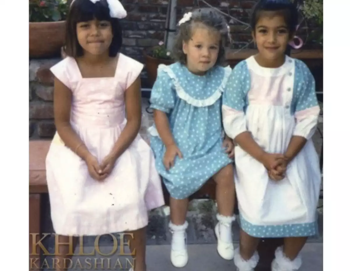 Las socialités subieron a la red fotografías de su infancia. En una de ella aparece su padre, el abogado Robert Kardashian, rodeado de sus hijos.