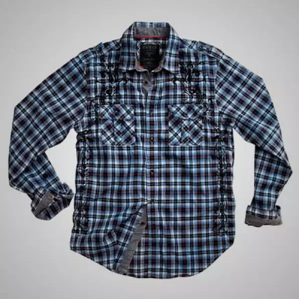 La colección de hombre tiene camisas escocesas con botones en el cuello y playeras con gráficos deslavados, disponibles en una variedad de colores.