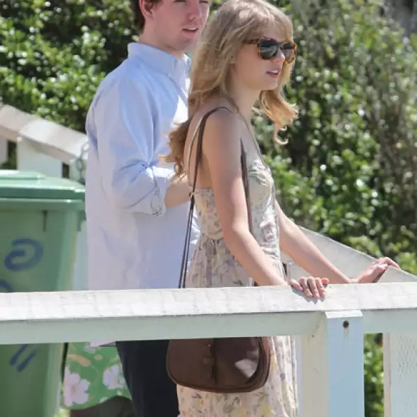 El color es tan versátil que pudo presumirla con un vestido ultra femenino en las playas de Sidney.