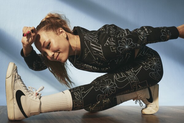 Nike_Icon Clash_Dance Collection_HO20_Move1.jpg