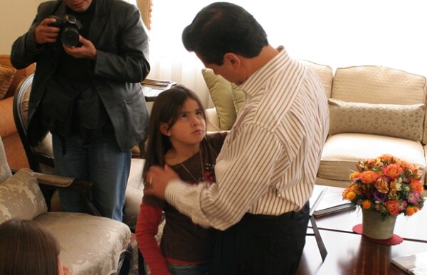 Es muy apegada a su papá.