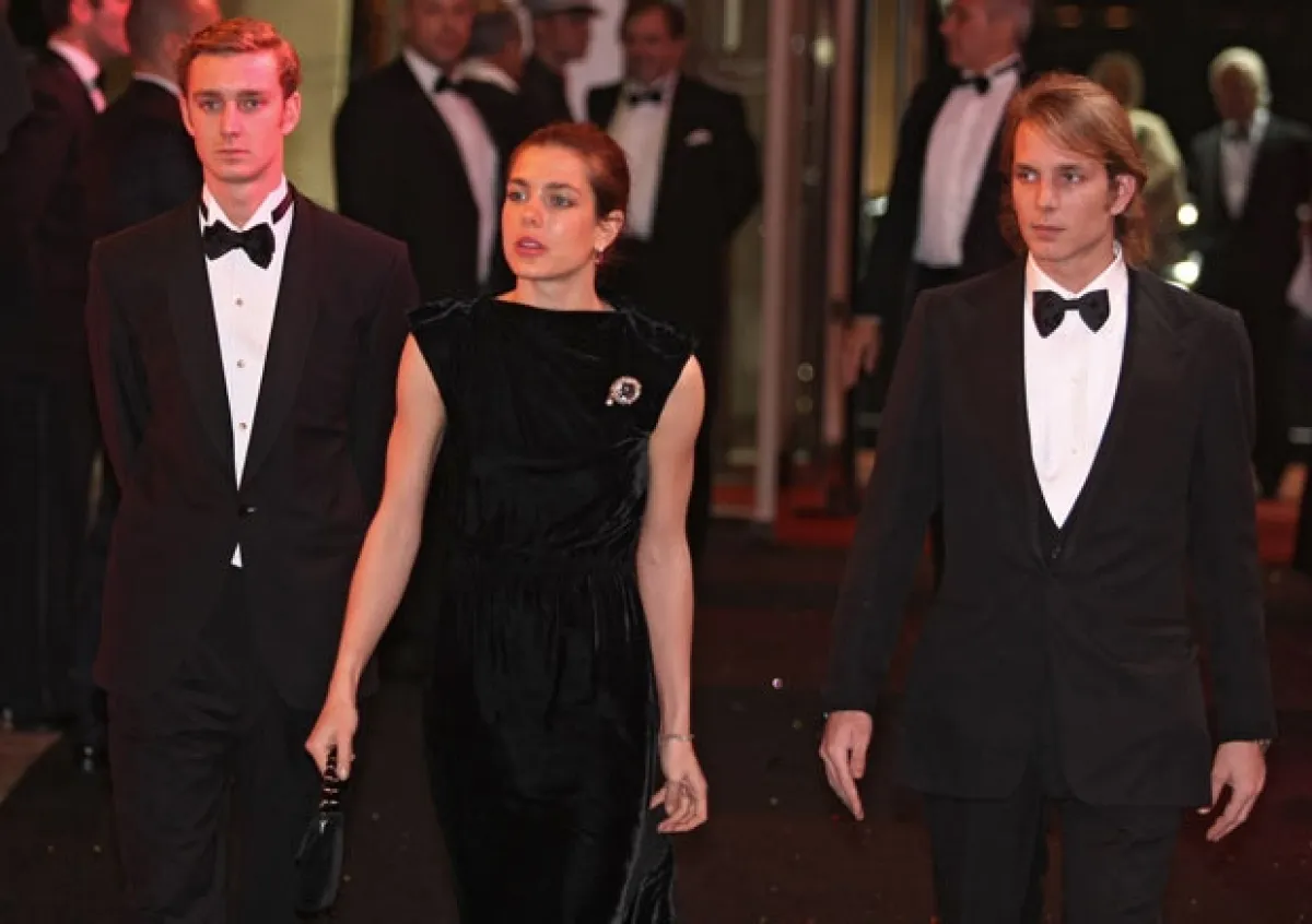Carlota Casiraghi llegó acompaña de sus hermanor Pierre y Andrea.