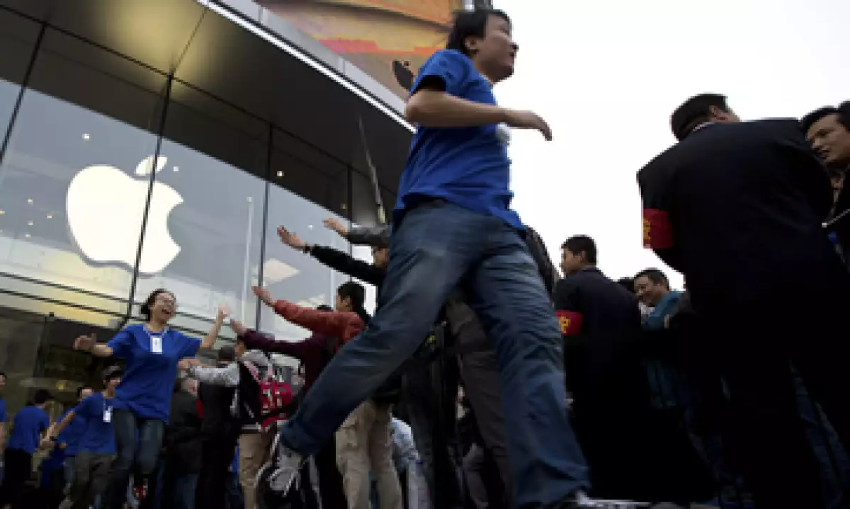 Los amantes de la tecnología hicieron largas filas para ser de los primeros en entrar a la nueva tienda. (Foto: AP)
